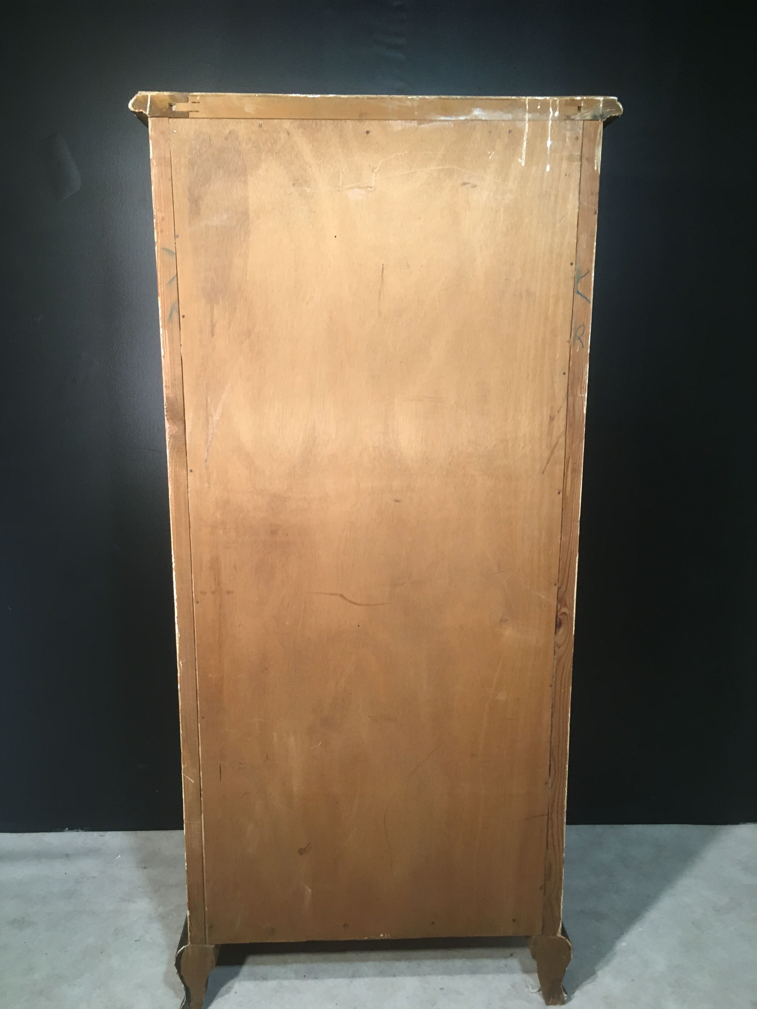 Skated dresser