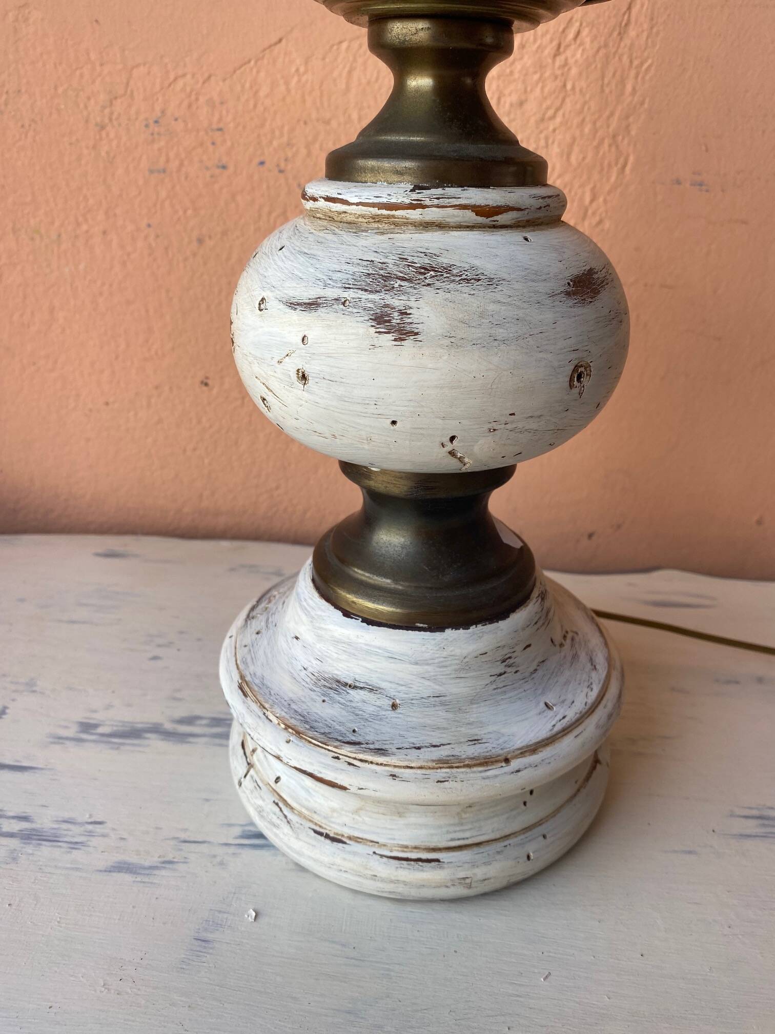Round lamp base in white patina wood and brass