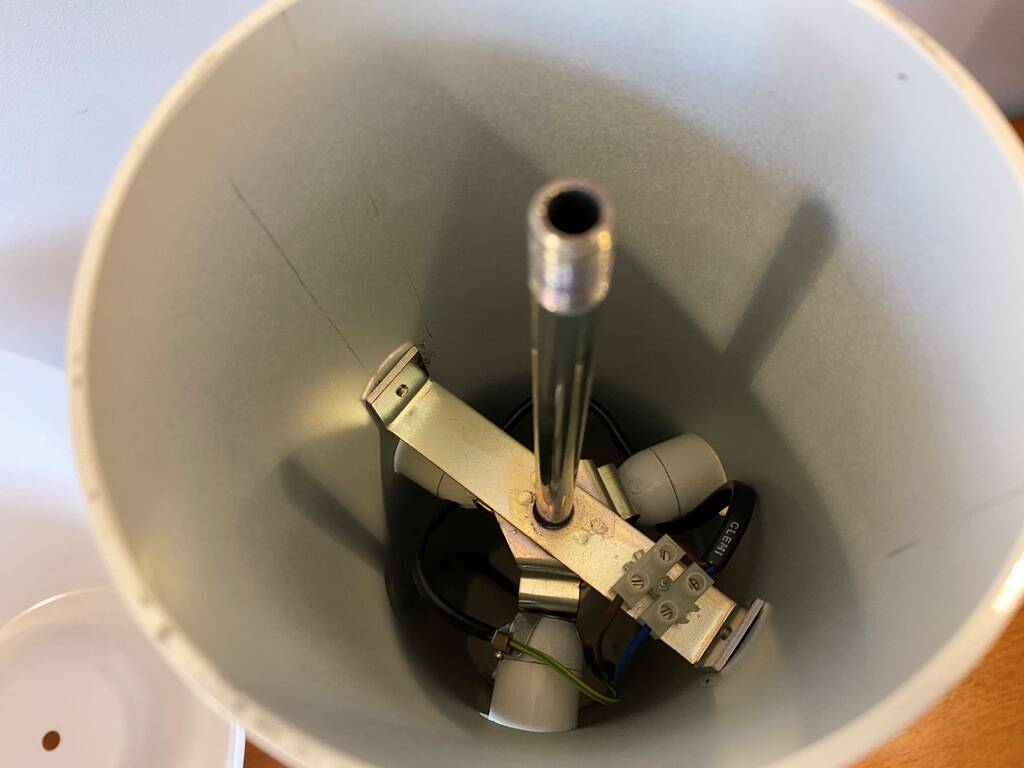 Guzzini lamp, white lacquered metal, height 55cm, 1970s vintage