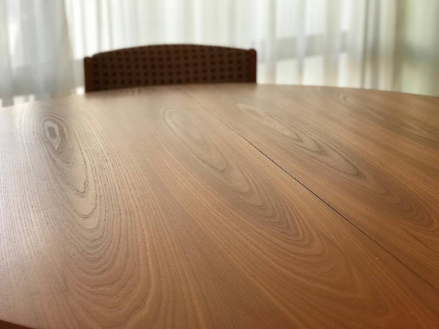 https://letabliquiberon.fr/products/table-ronde-vintage-4-chaises