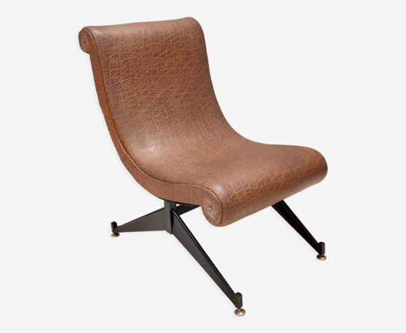 Chaise longue skai vintage marron avec pieds en métal verni noir, Italie