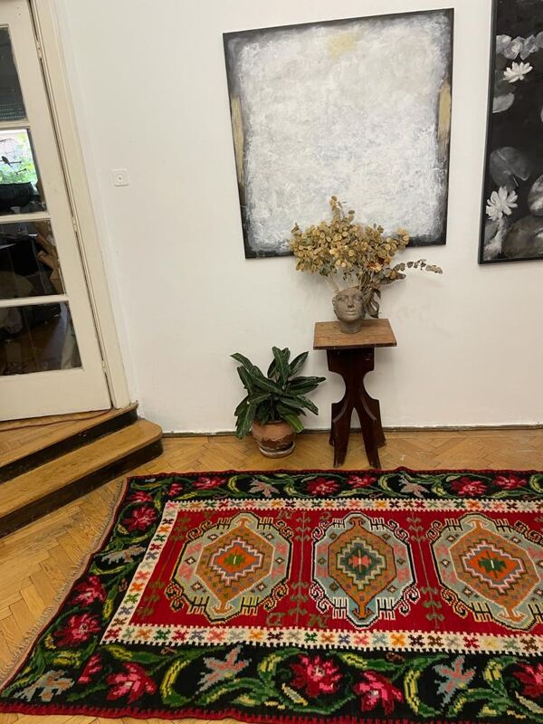 tapis tissé à la main en laine, couleurs étonnantes et design floral et géométrique. tapis roses tapis kilim floral R