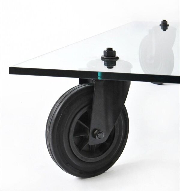 Gae AULENTI (1927-2012) Table basse modèle ''Tavolo con ruote'' pour Fontana