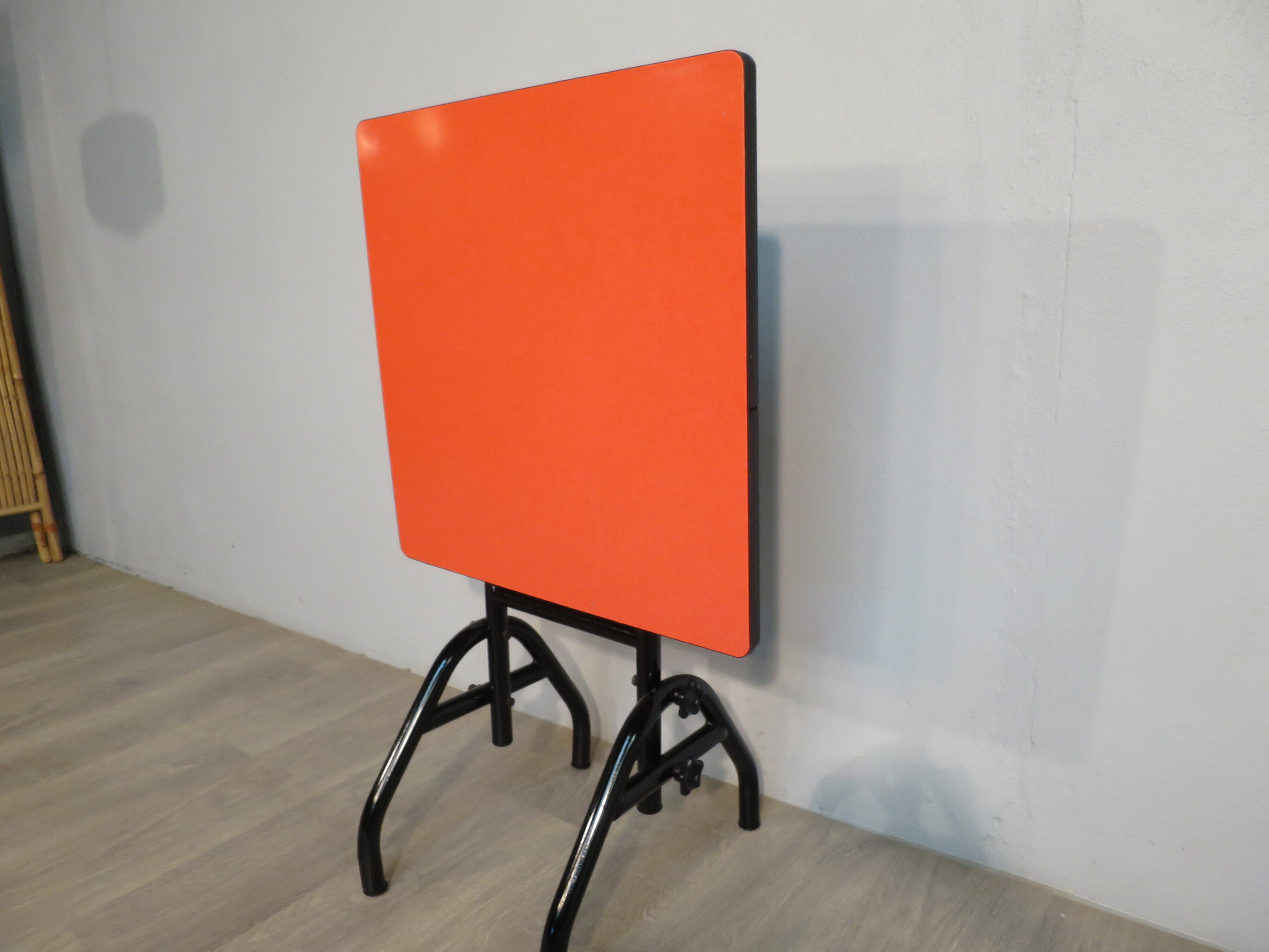 Foldable table in red formica