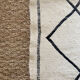 Tapis berbère 134x108 Azilal en laine marrocain écru beige avec losanges noirs