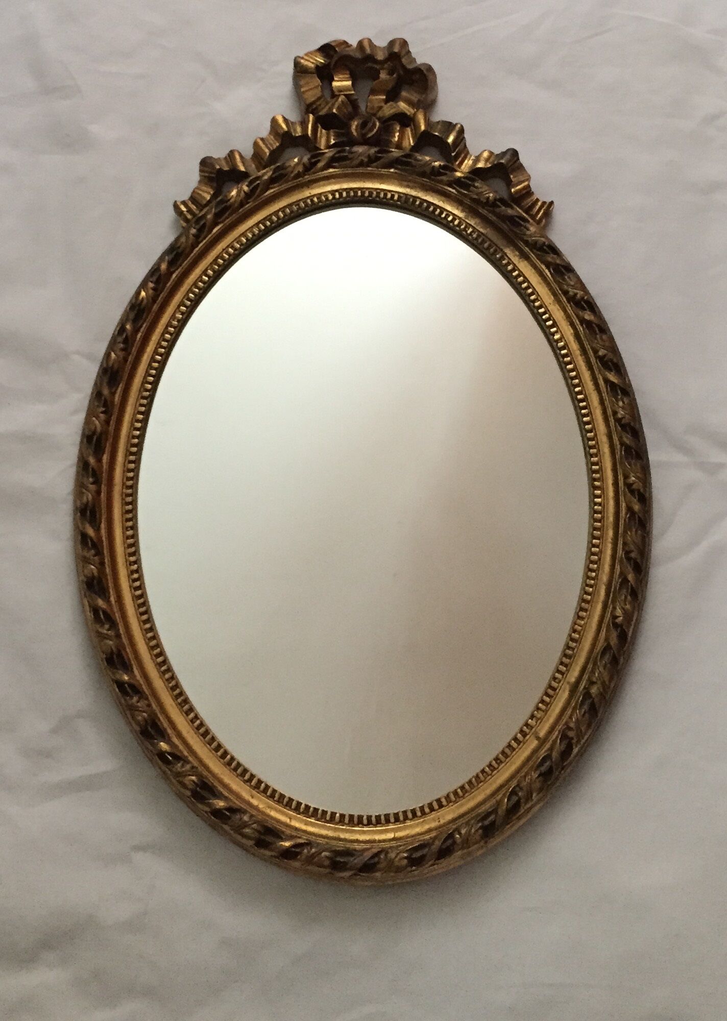 Miroir ovale en bois doré 52 x 35 cm