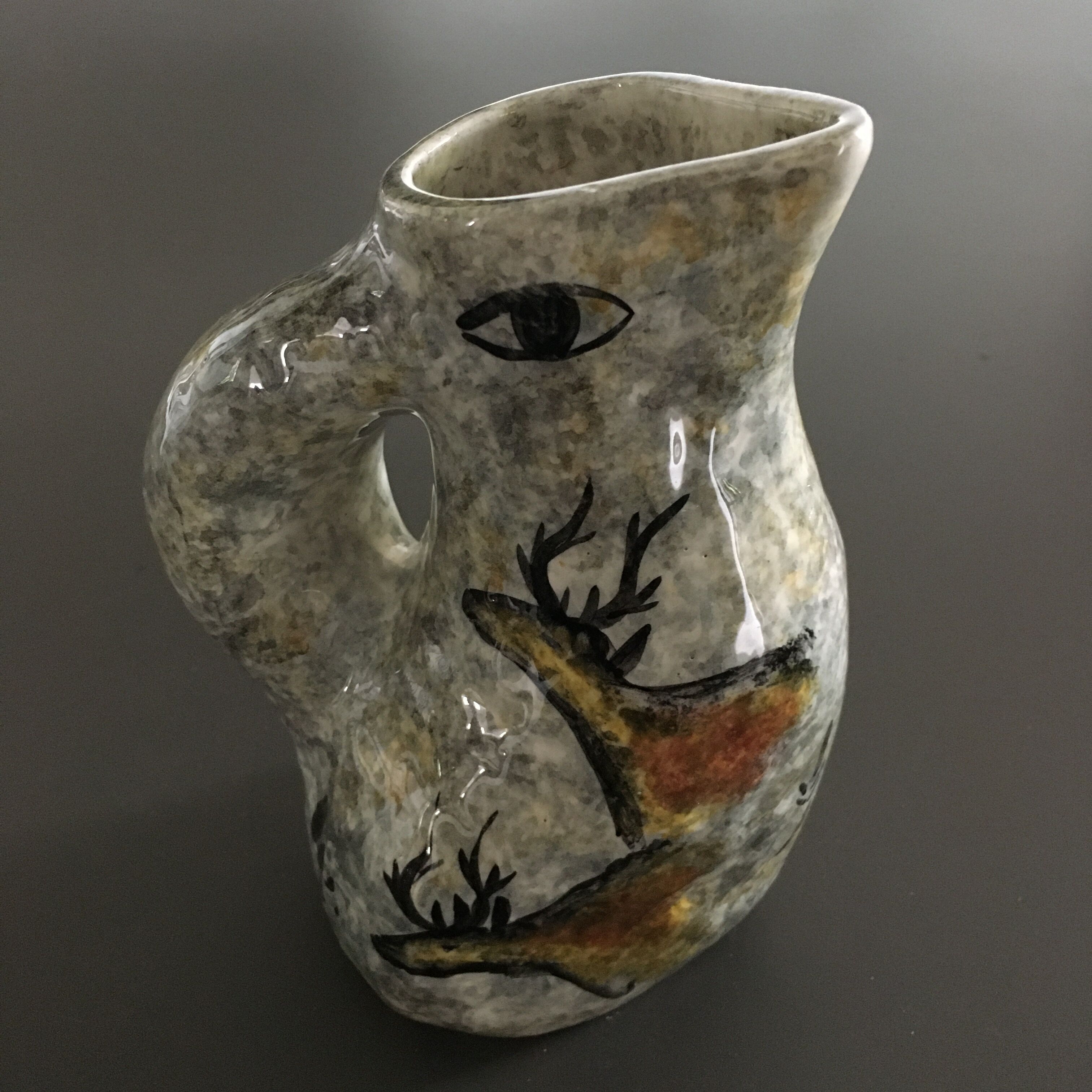 Zoomorphic pitcher with wall decoration