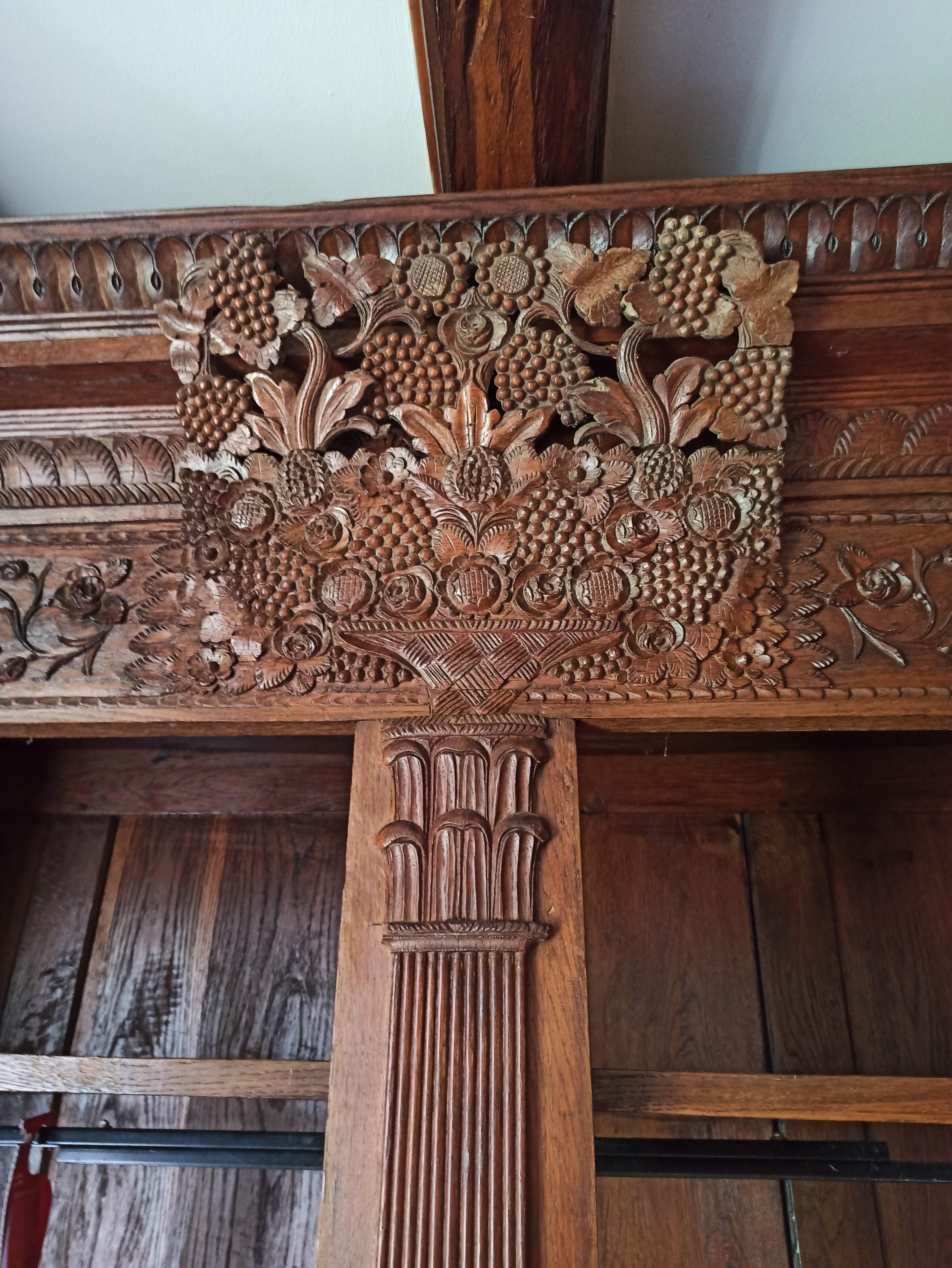 Norman wardrobe in oak Solid basket bouquet of flowers