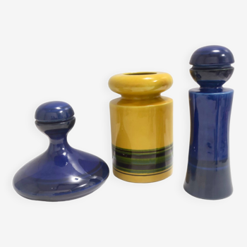 Ensemble de trois vases et bouteilles postmodernes émaillés bleu et jaune par Parravicini