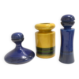 Ensemble de trois vases et bouteilles postmodernes émaillés bleu et jaune par Parravicini