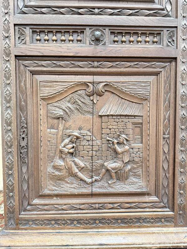 Bonnetiere - Armoire bretonne en chêne massif sculpté