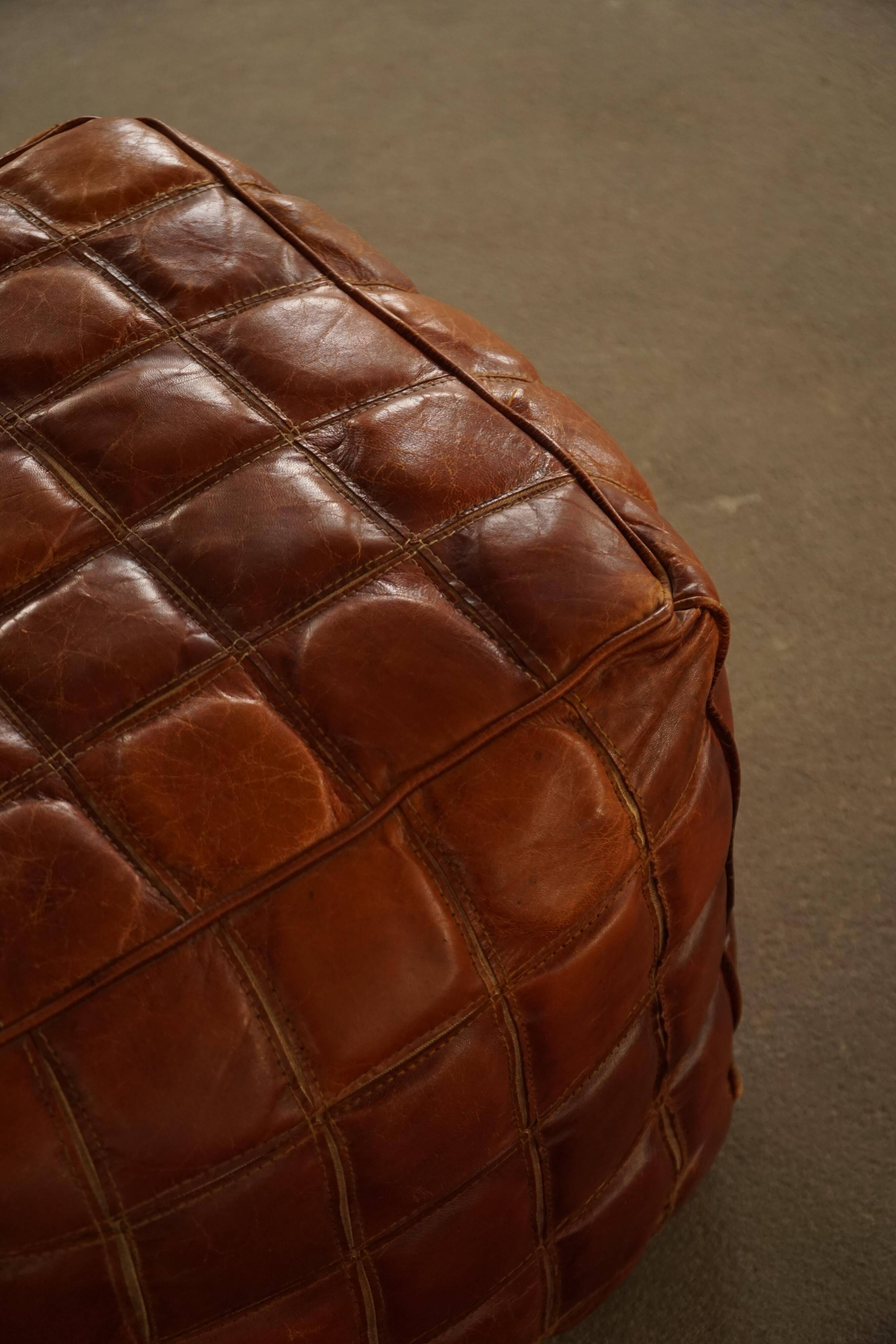 Mid-20th century pouf / ottoman cube in patinated brown leather, 1960s.
