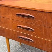 Vintage Danish teak chest of drawers / bedside table, mid-century modern, 1960.