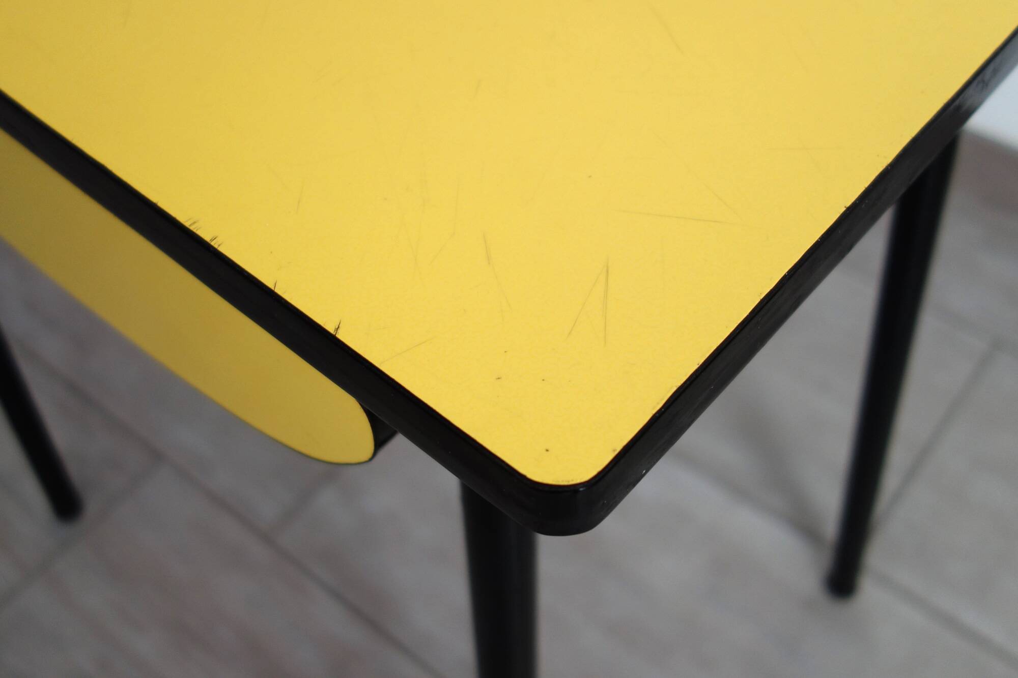 Petite table en formica jaune vintage