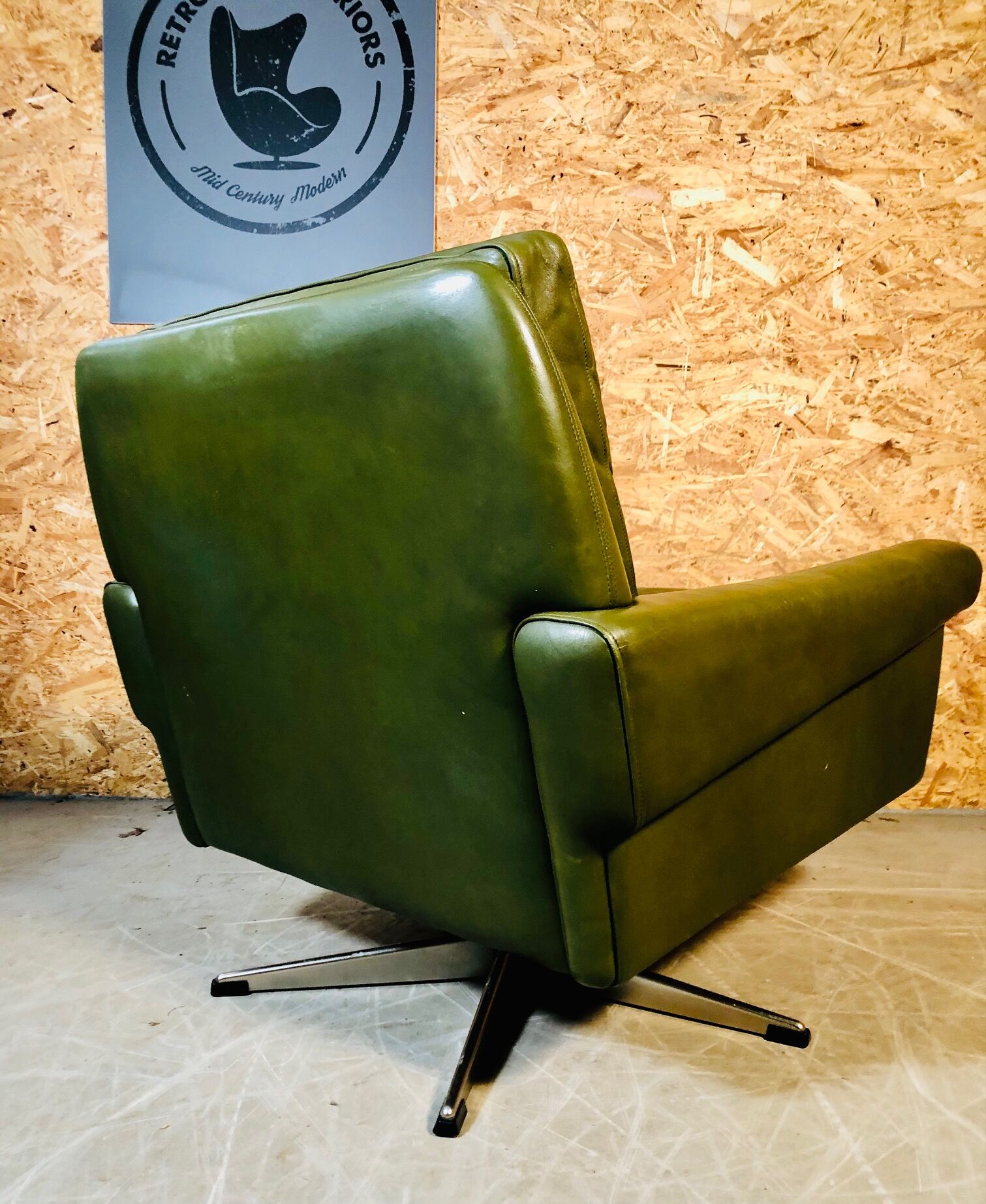 Fauteuil en cuir vert olive vintage danois Svend Skipper