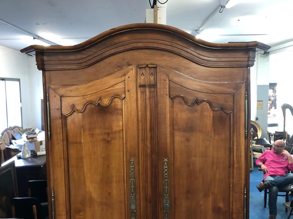 Superb wardrobe Louis XV walnut early nineteenth