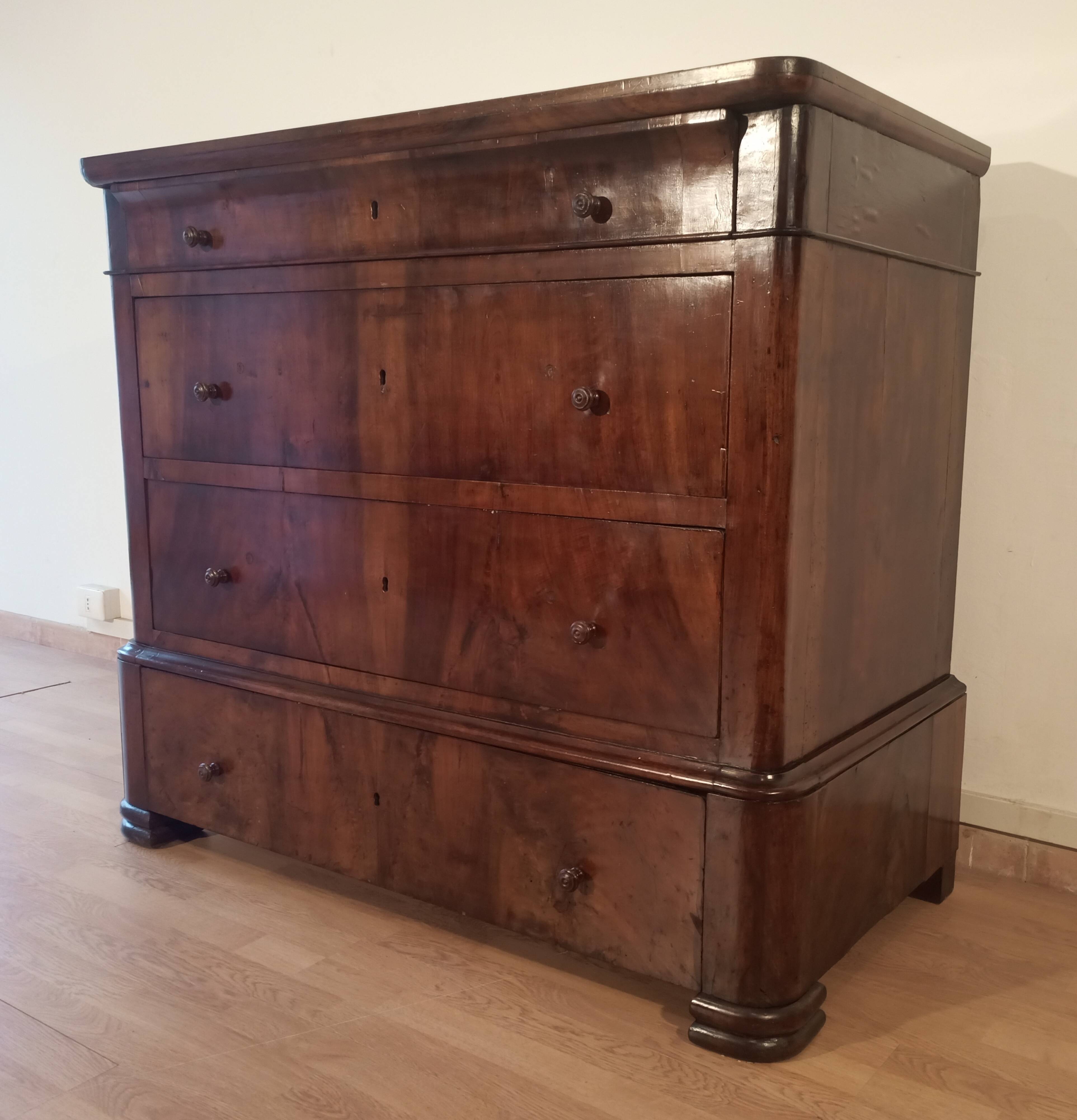 Commode italienne à quatre tiroirs en noyer de la fin du XIXe siècle