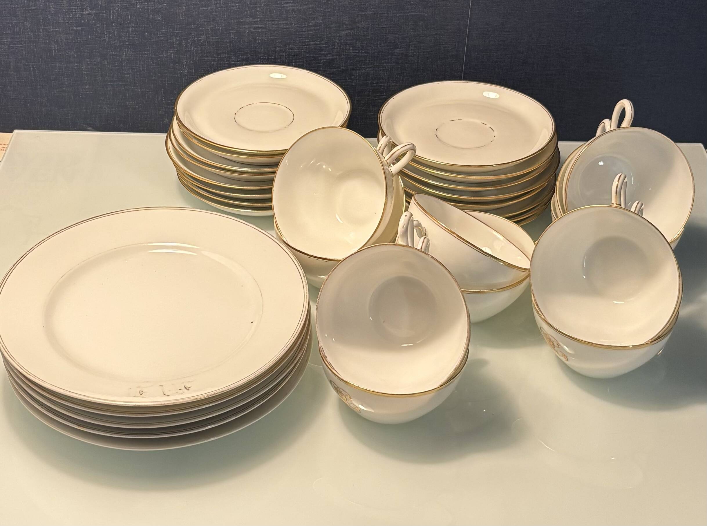 Service à thé en porcelaine (Limoges) 35 pieces monogrammè à liseré doré