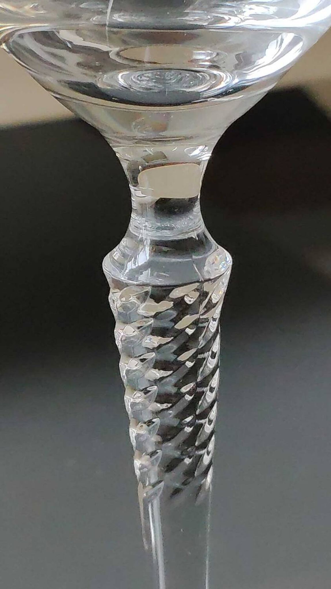 Set of 4 large red wine glasses. With a long twisted stem. Signed Schott Zwiesel. High 27 cm