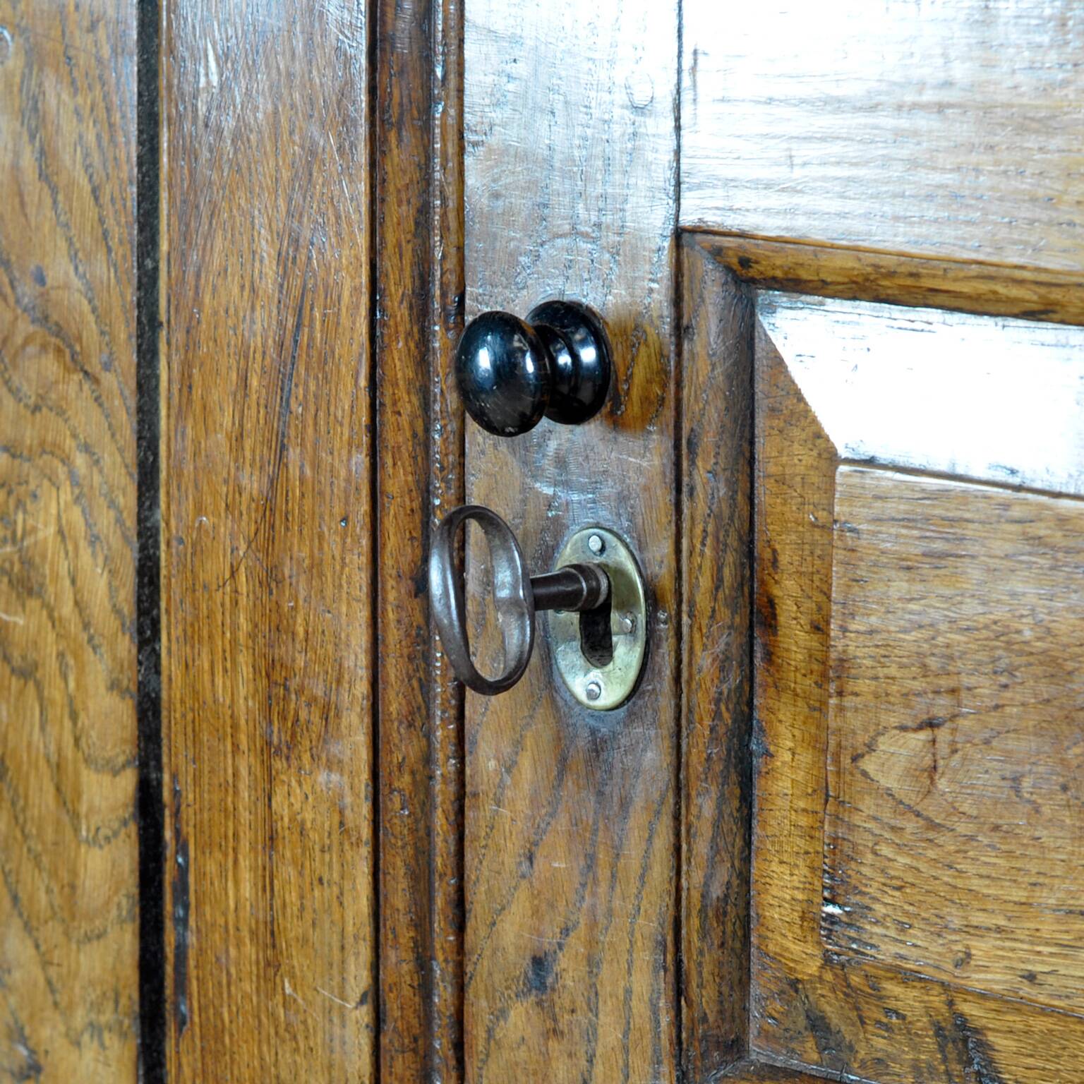 Oak tridarn cabinet, circa 1710