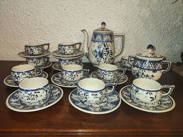 Ancien service à café en Faïence Henriot Quimper à décor floral et élégant bleu