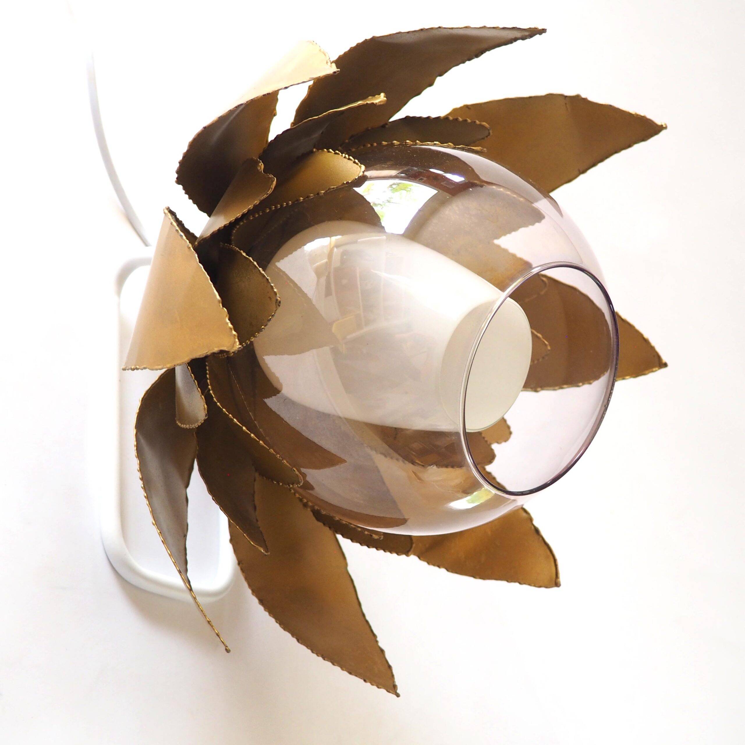 Lampe applique fleur dorée et flute satinée