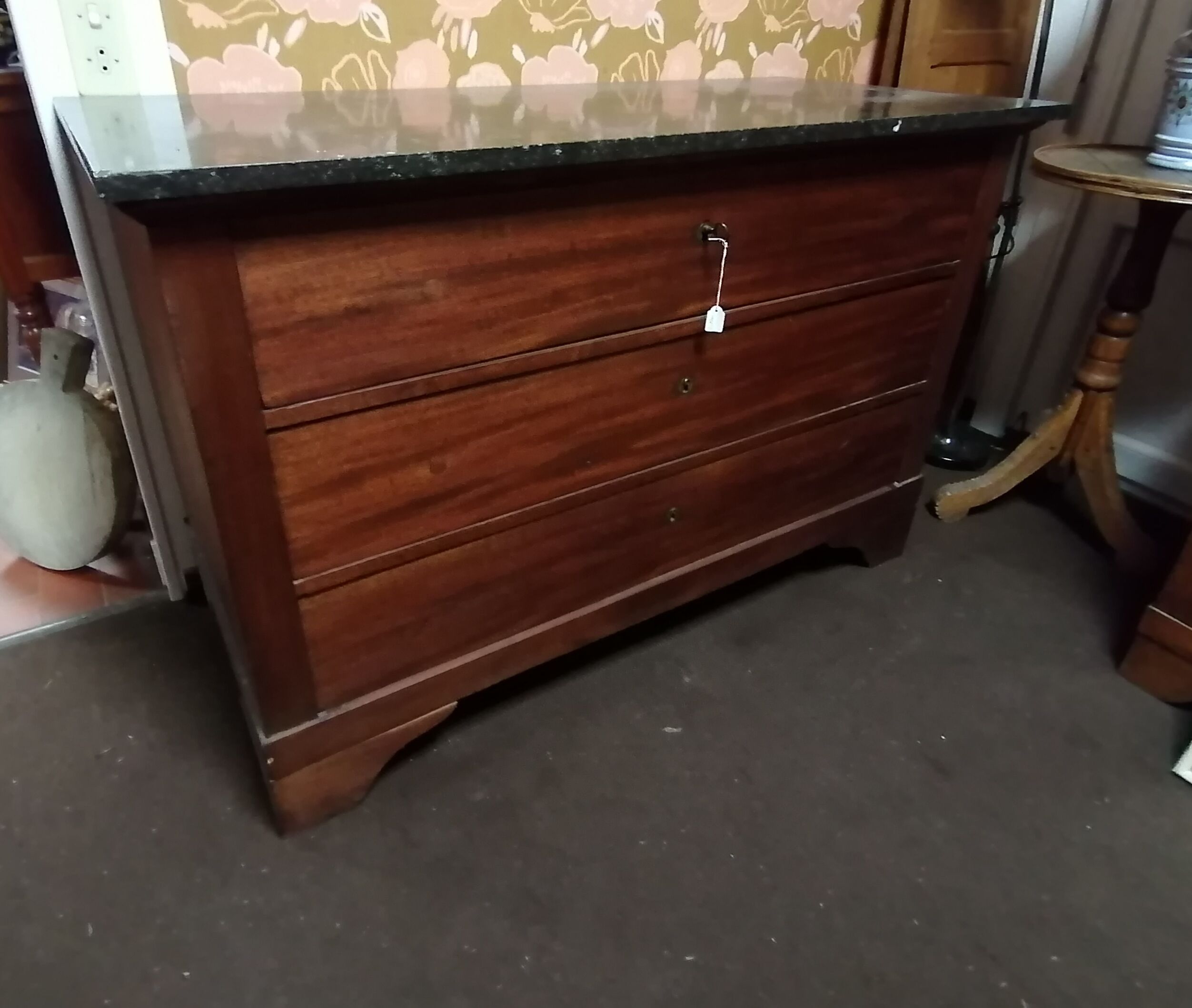 Straight chest of drawers with marble