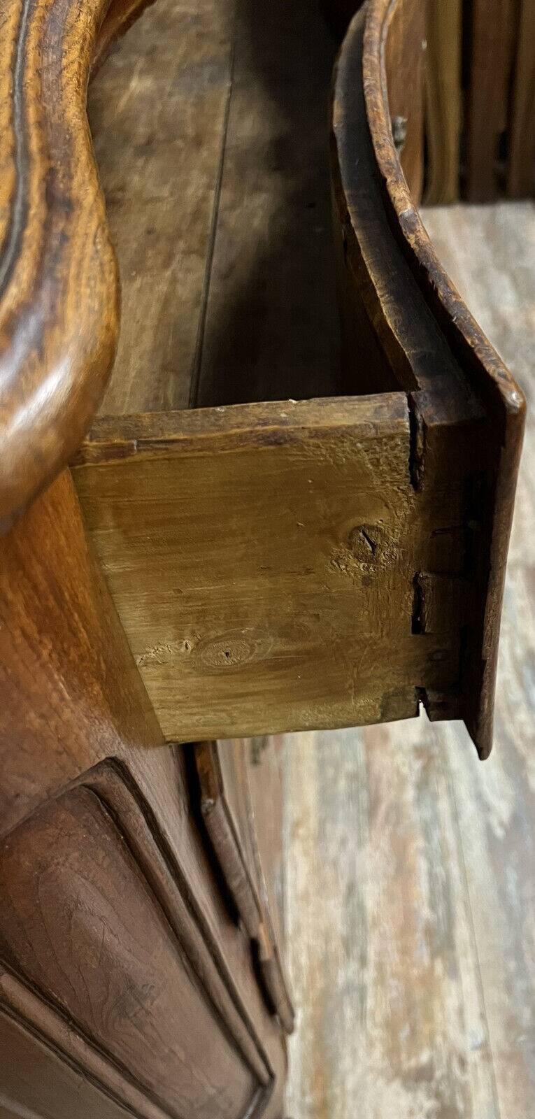 Curved Louis XV period chest of drawers in solid elm mid-18th century