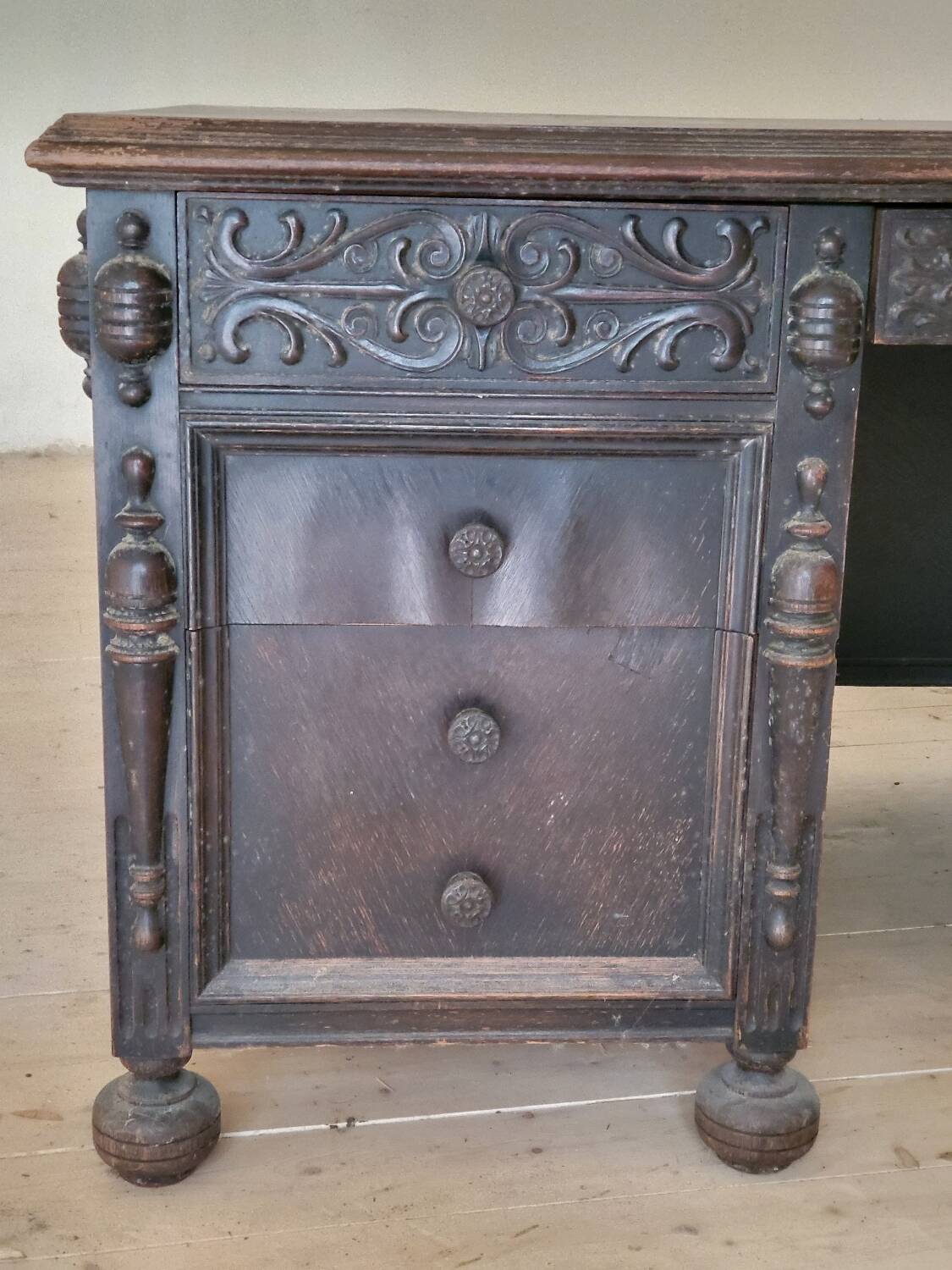 Important antique American desk in carved wood – circa 1900 –
