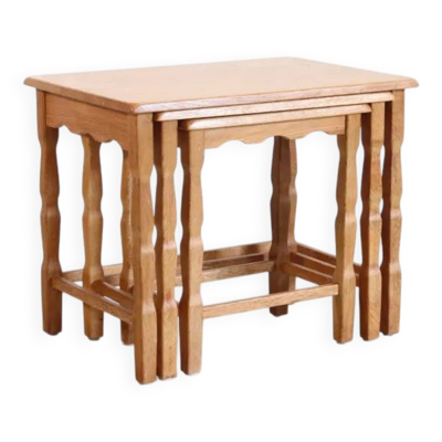 Ensemble de trois tables gigognes en chêne attribuées à Henning Kjærnulf.