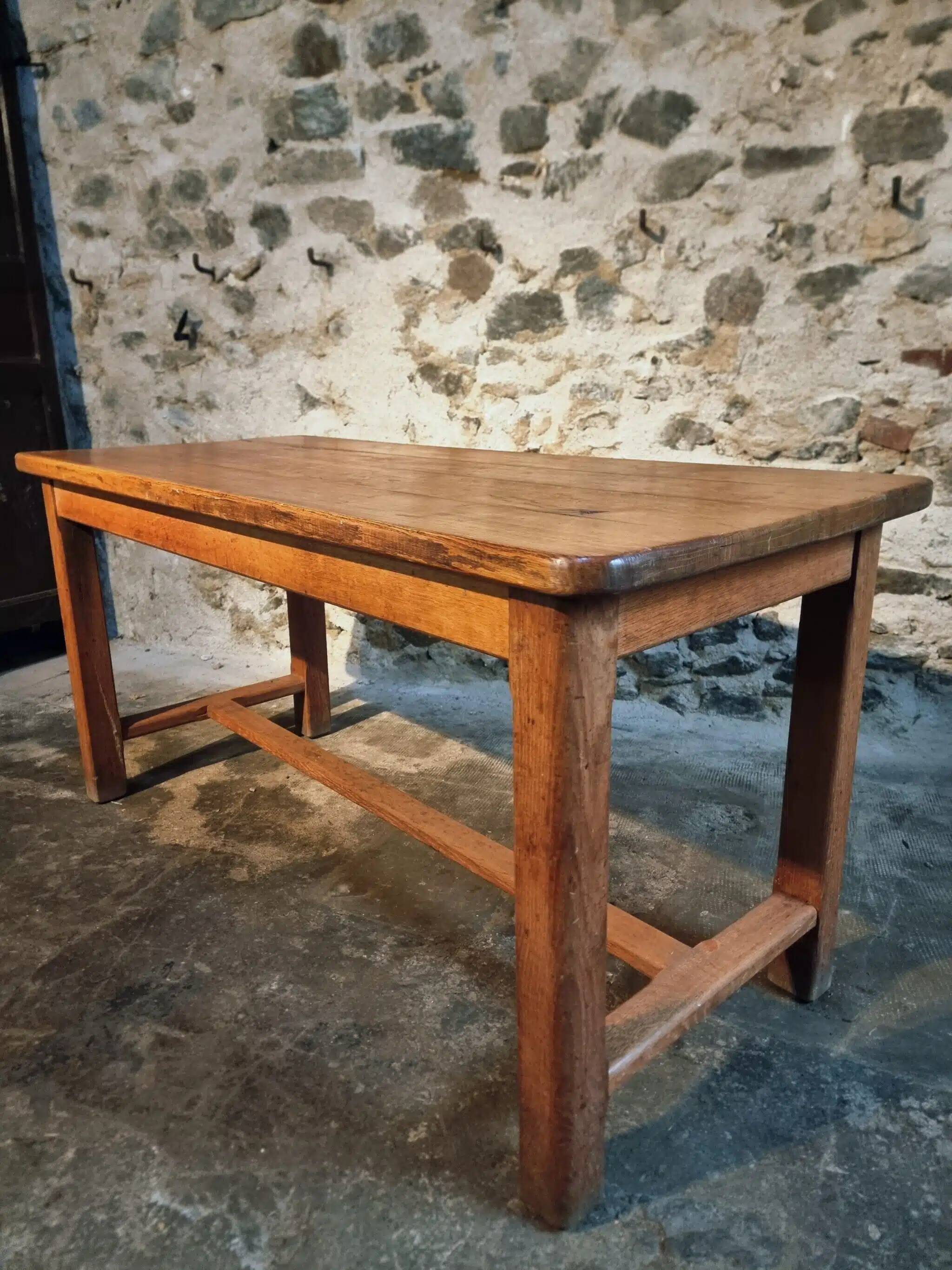 Table vintage en chêne français avec finition vernie d'origine