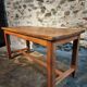 Table vintage en chêne français avec finition vernie d'origine