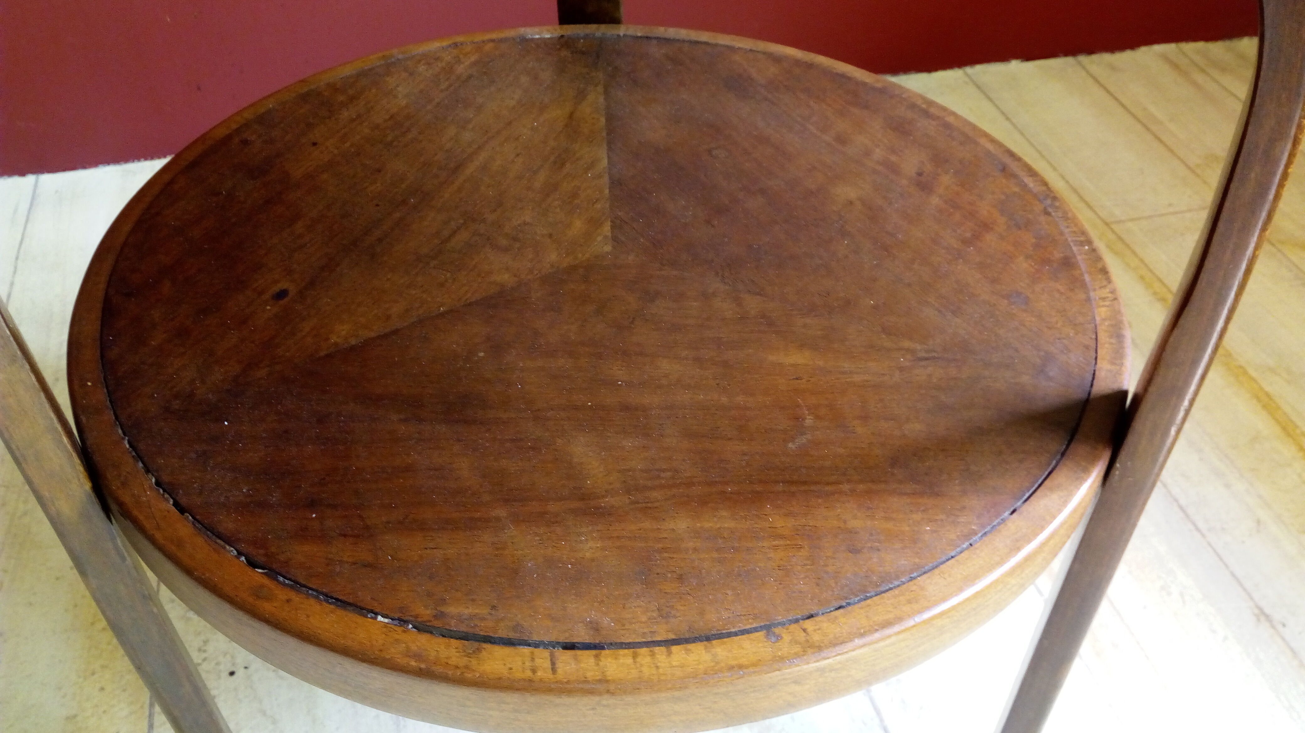 Guéridon tripode en bois courbé