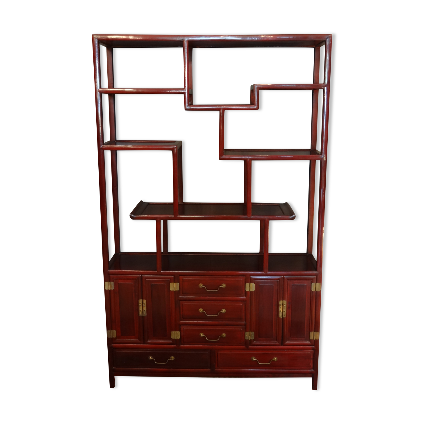 Low sideboard surmounted by bibus shelves in red lacquered wood, China XXth, 120 x 195 cm