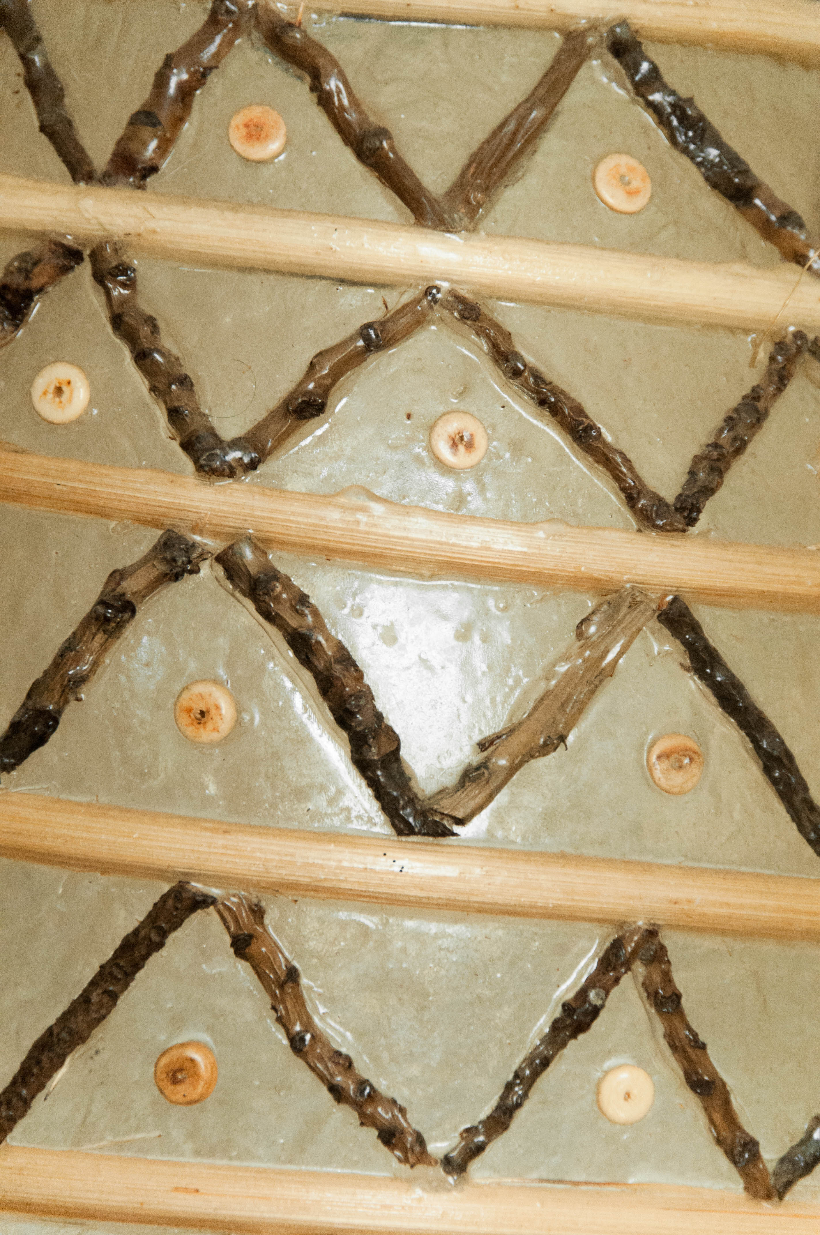Suspension in mother-of-pearl and wicker
