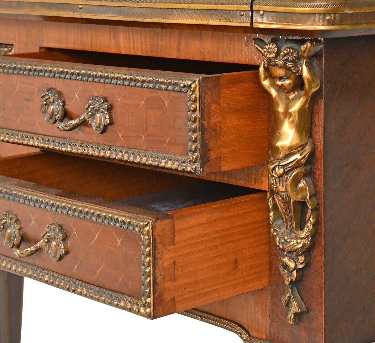 Bureau à cylindre de style Louis XVI en marqueterie