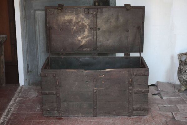 Ancien coffre bois avec ferrures, coffre de corsaire, coffre de rangement