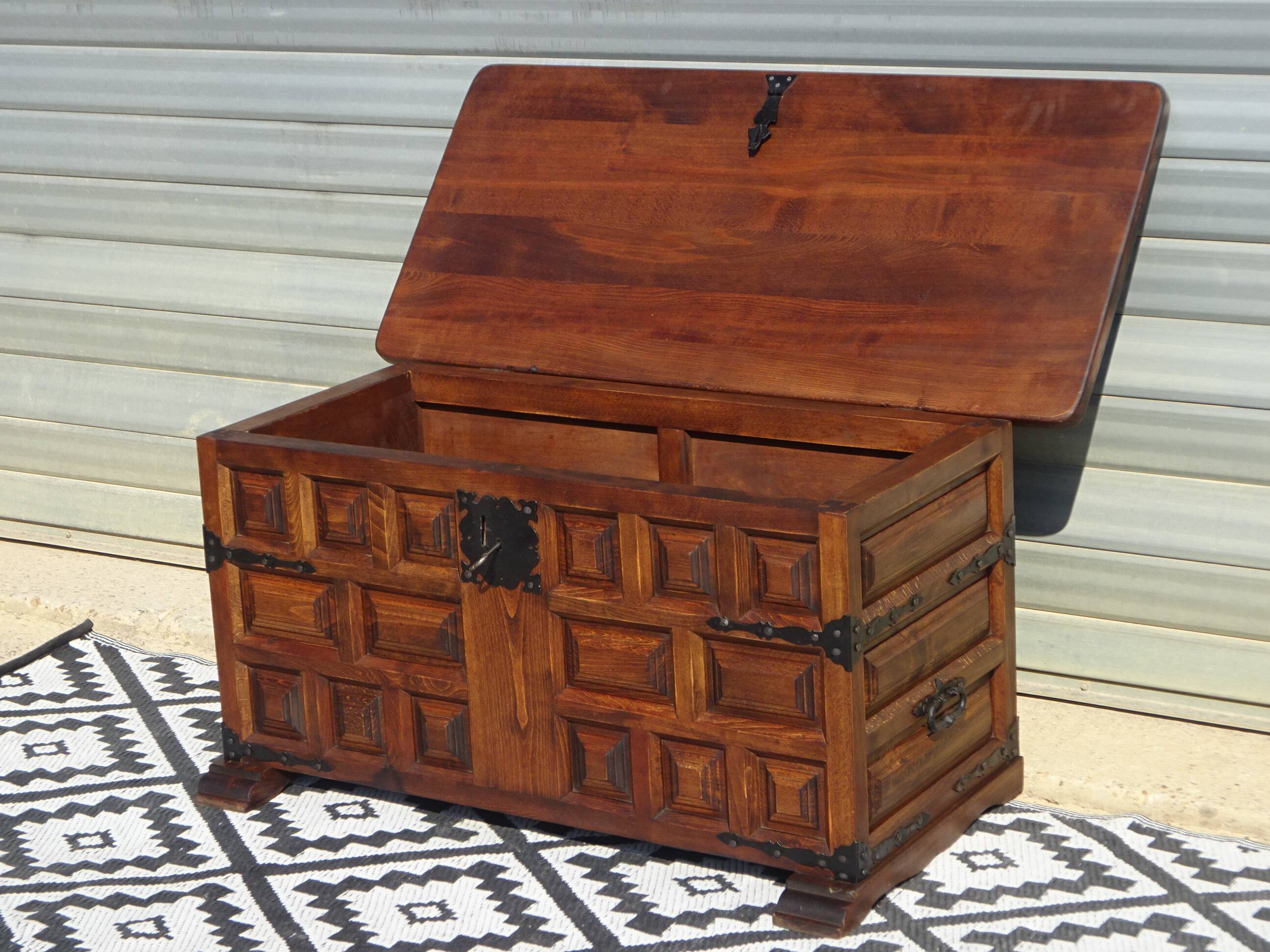 Tuscan chest in solid wood, Argudo Navarro, Spain