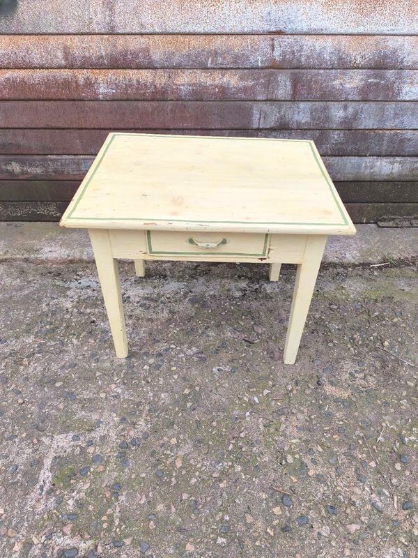 Table basse rectangulaire patinée jaune et vert