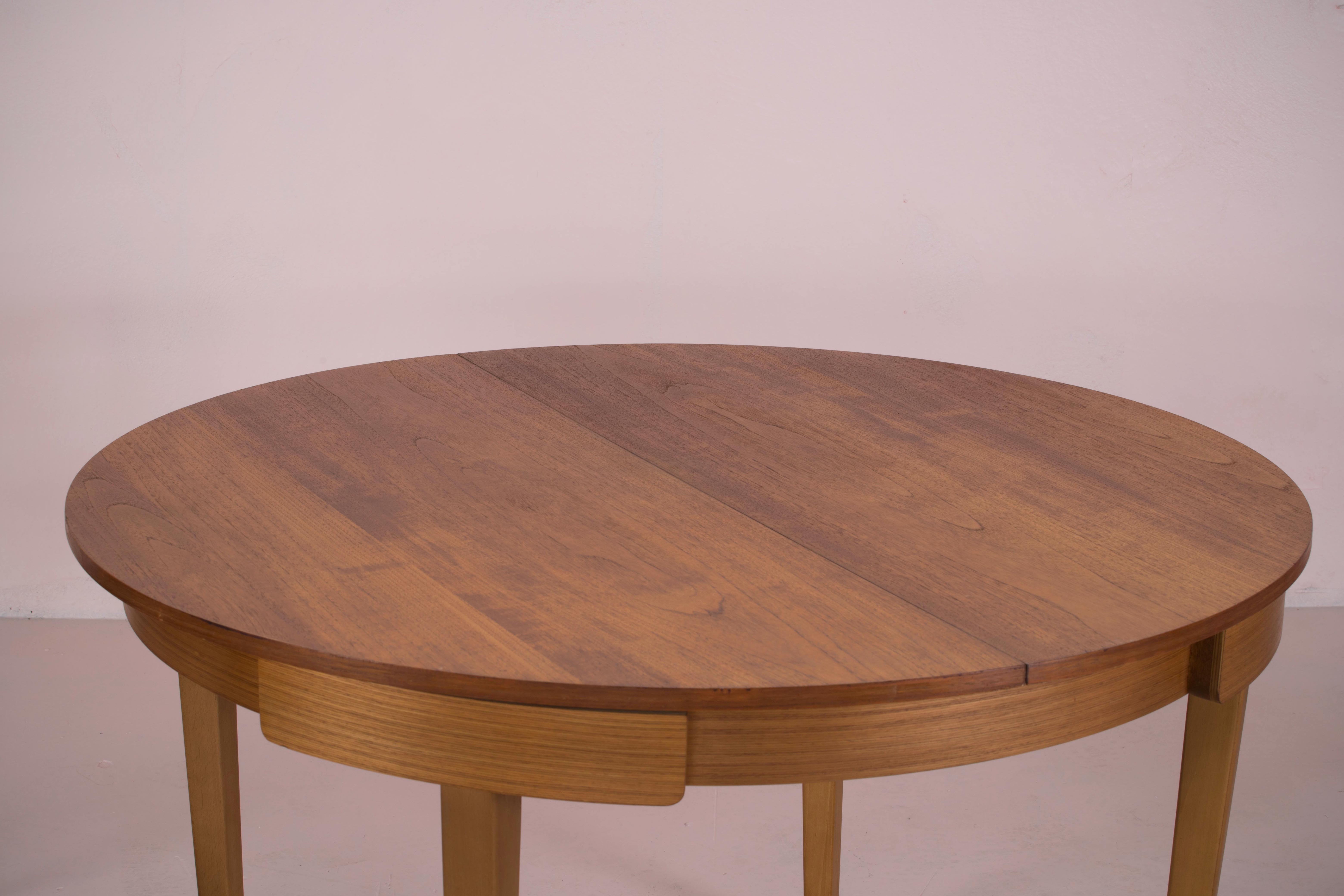 Table and 4 scandinavian encastrable chairs