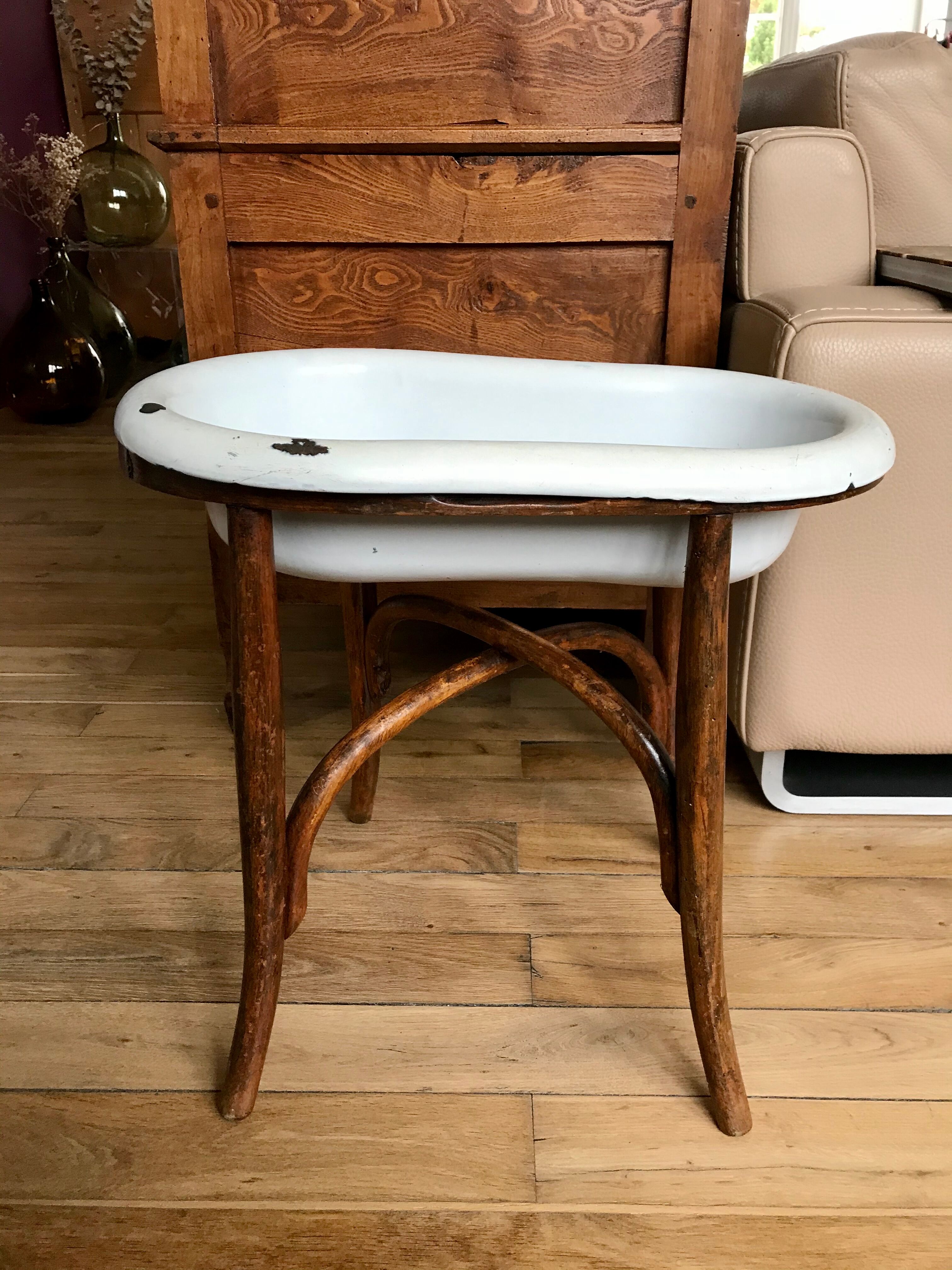 Old baby bean bathtub enamelled structure bent wood early twentieth century