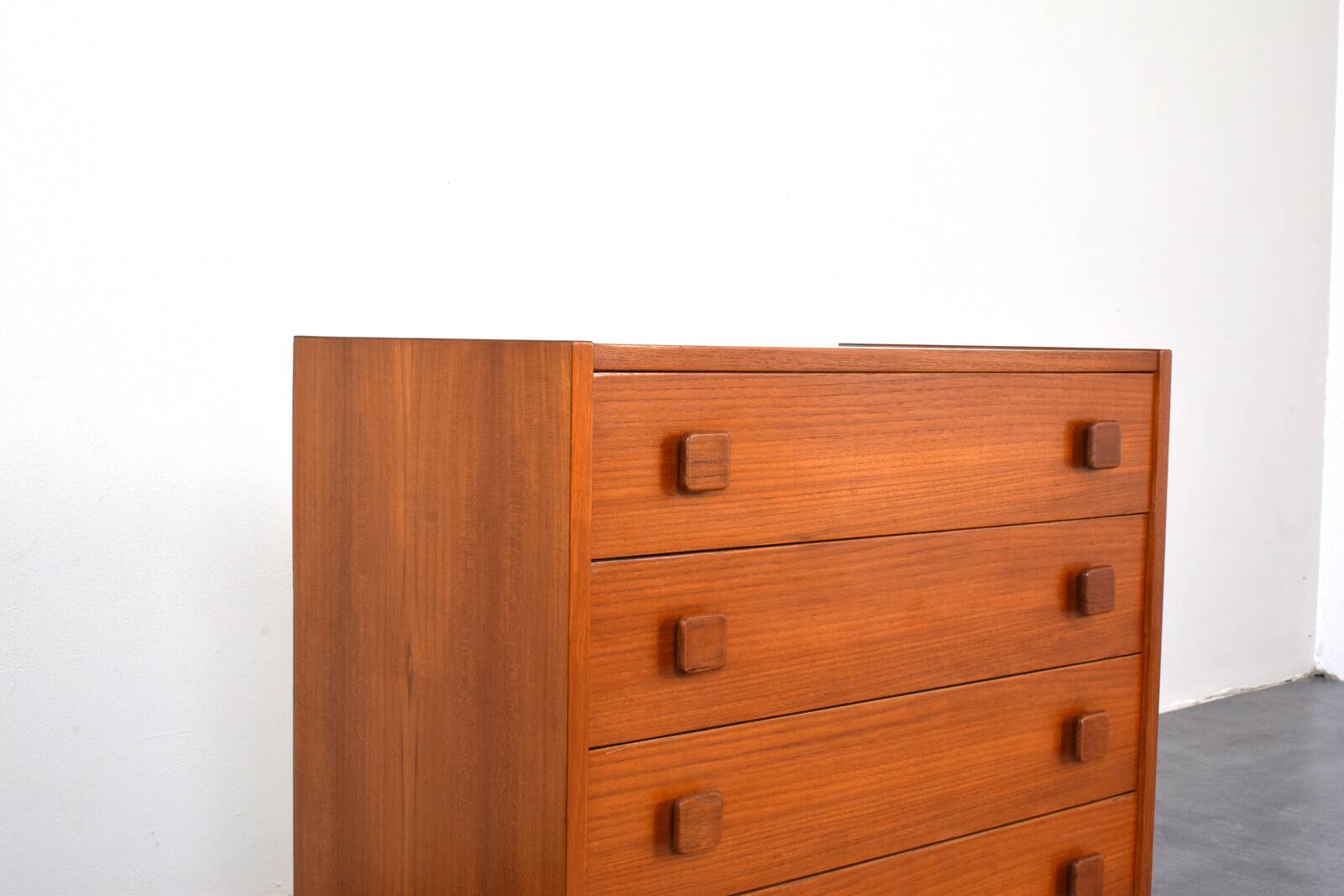 Commode danoise en teck du milieu du siècle de Domino Mobler, années 1960.