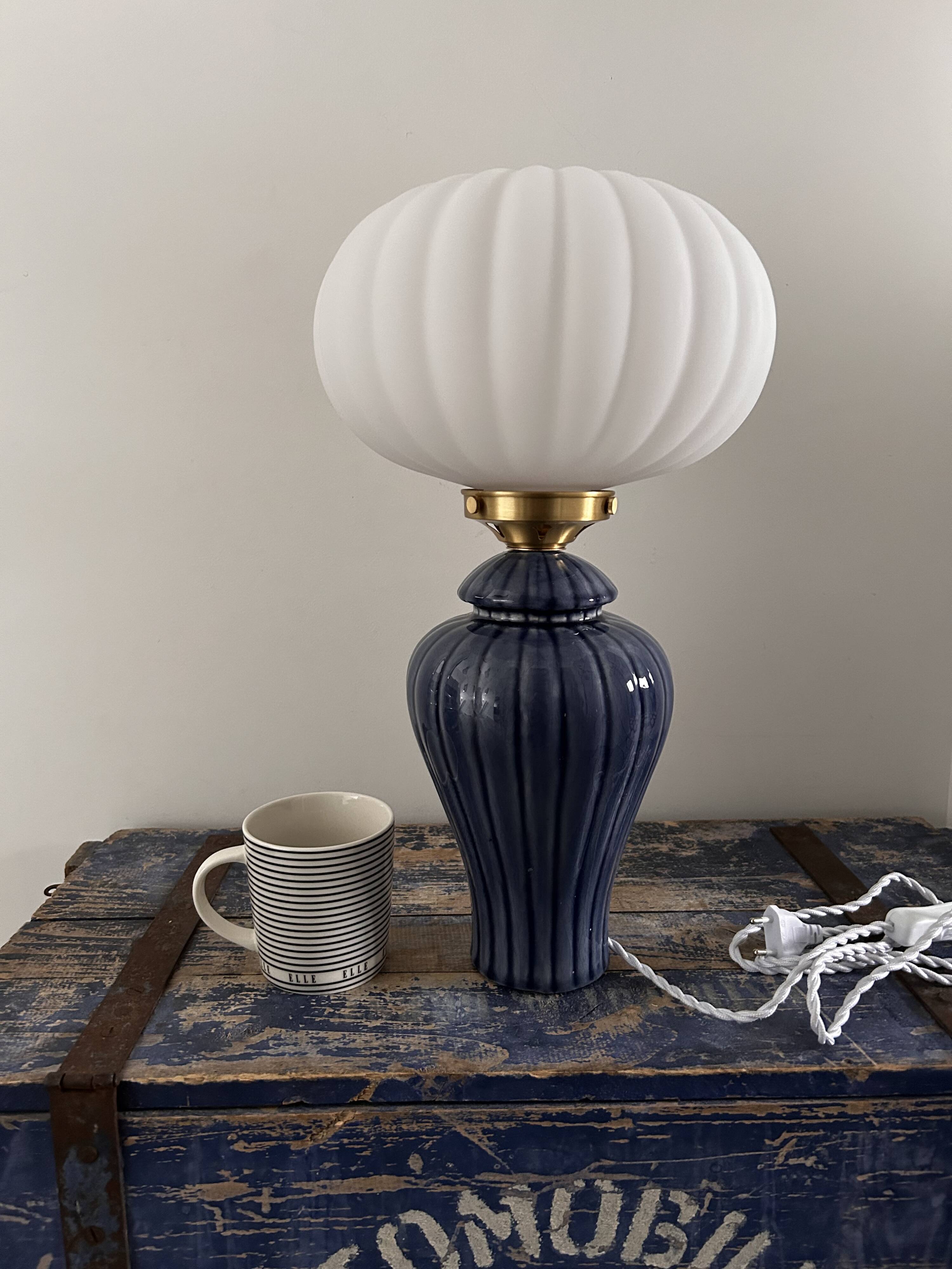 Geometric table lamp with pleated opaline shade