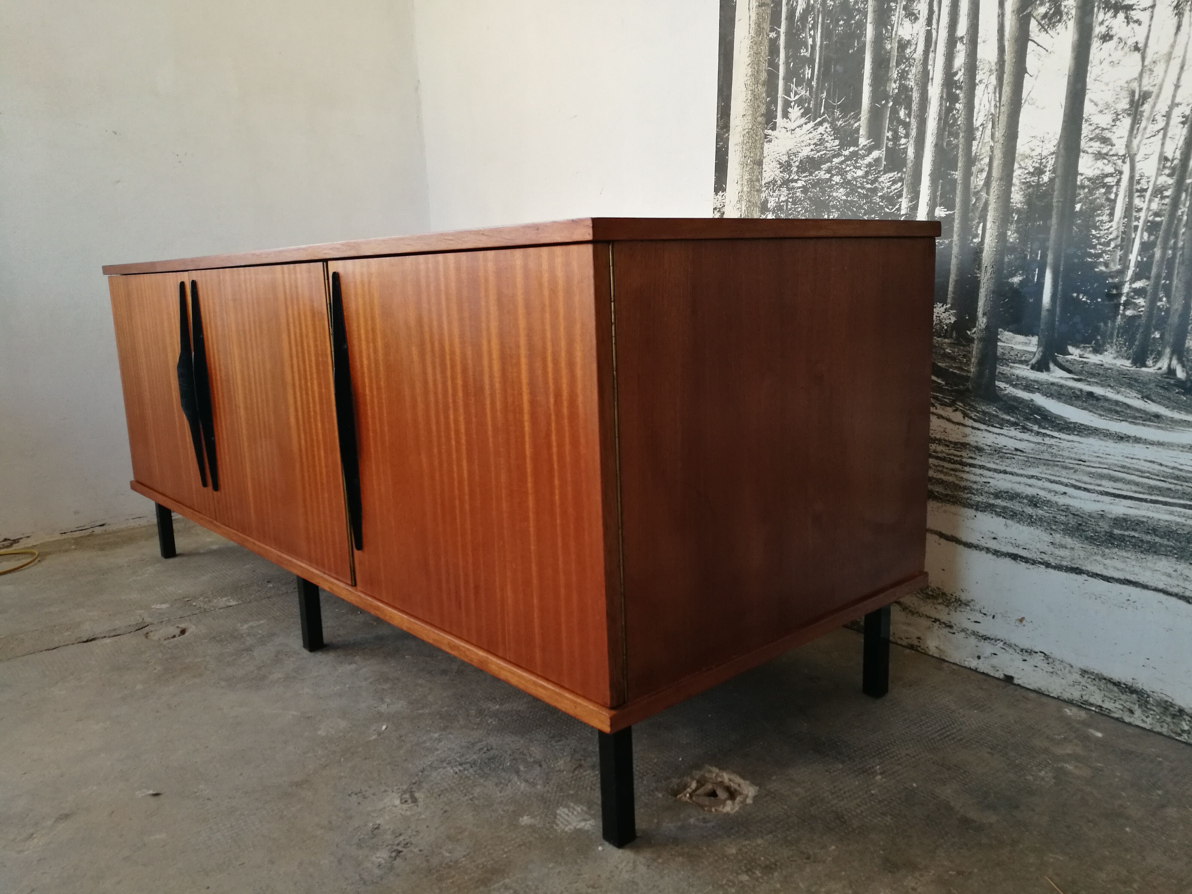 Seventies vintage bass row