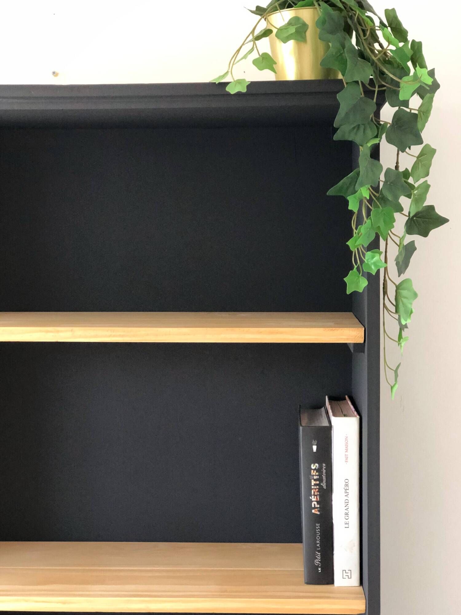 Bibliothèque des années 80 revisitée en noir et bois