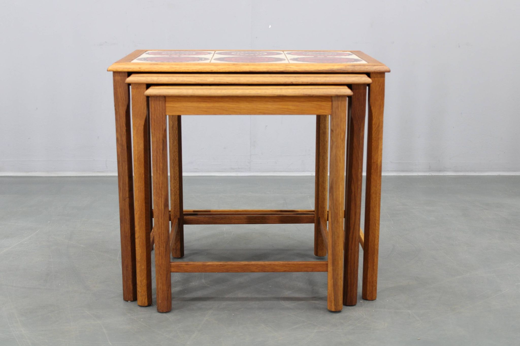 Tables gigognes danoises en chêne des années 50 avec des plateaux en carrelage.