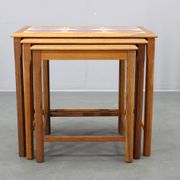 Tables gigognes danoises en chêne des années 50 avec des plateaux en carrelage.