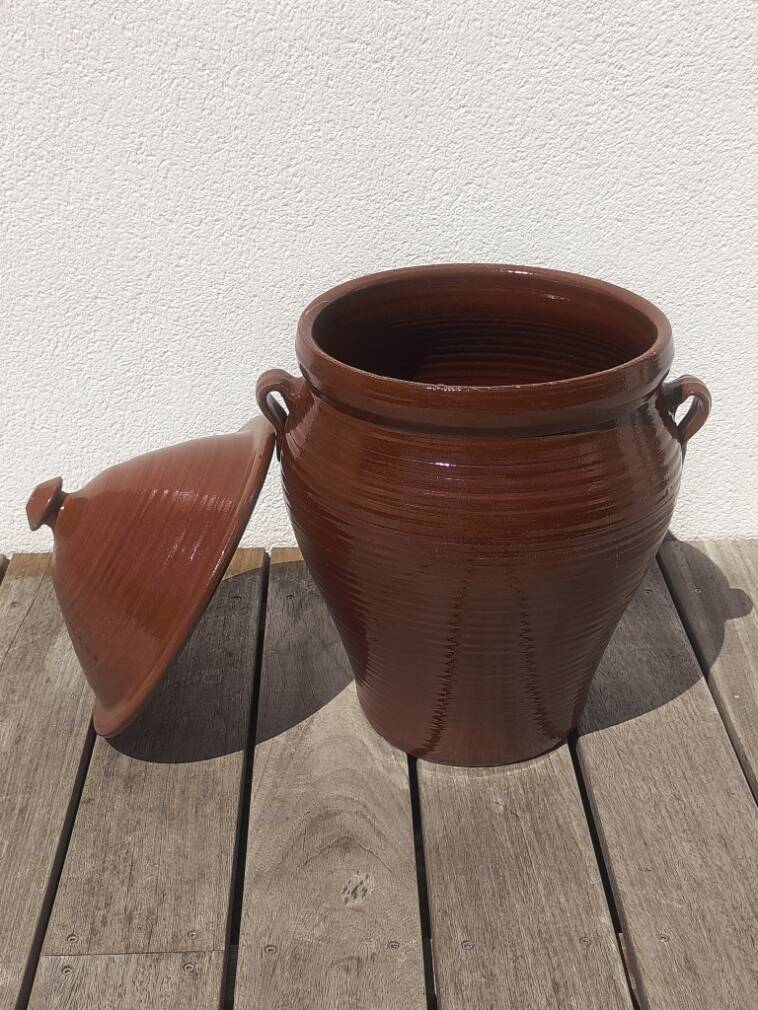 Large glazed terracotta jar, cognac colour with its lid.