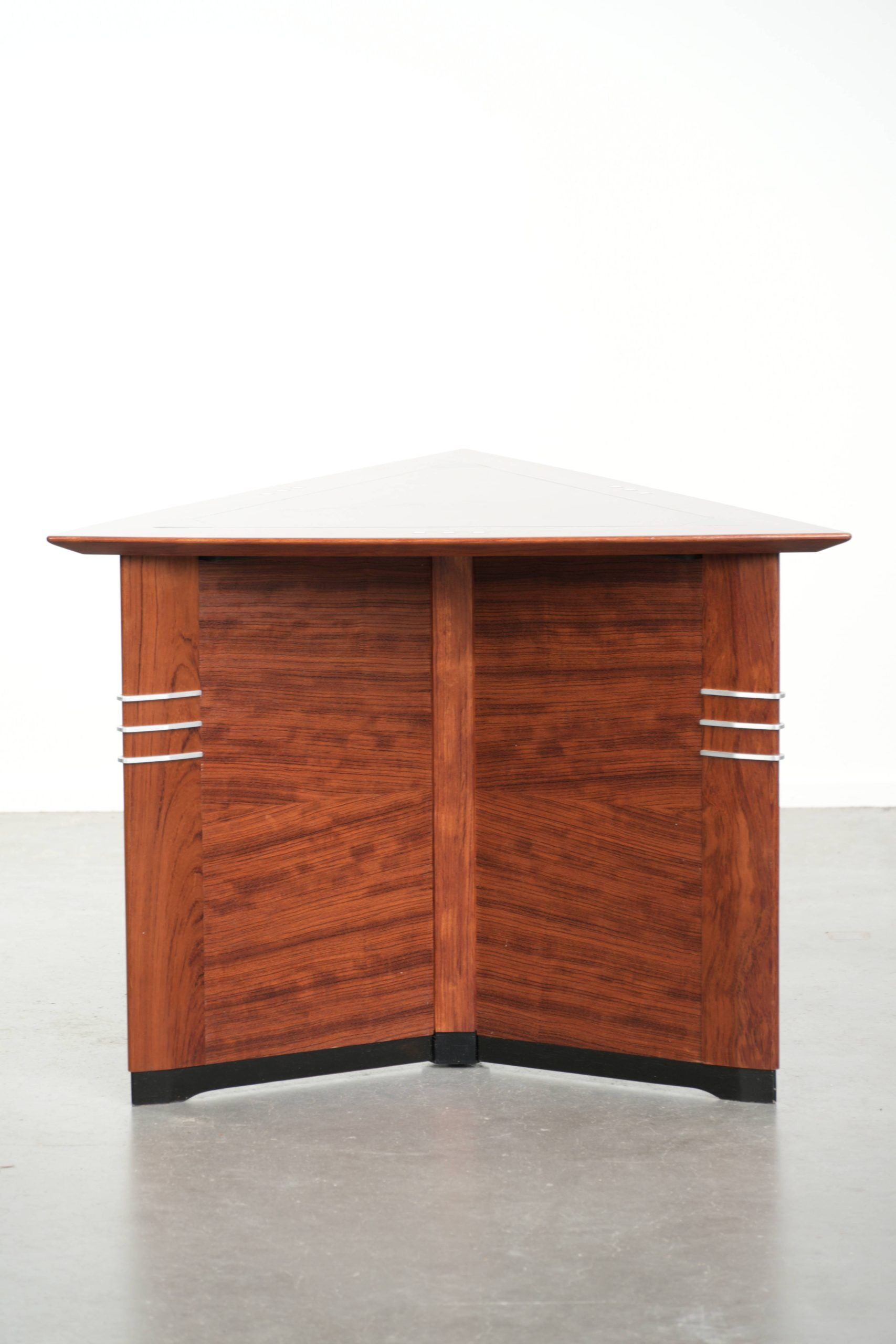 Table basse/table d'appoint en design Art Déco triangulaire