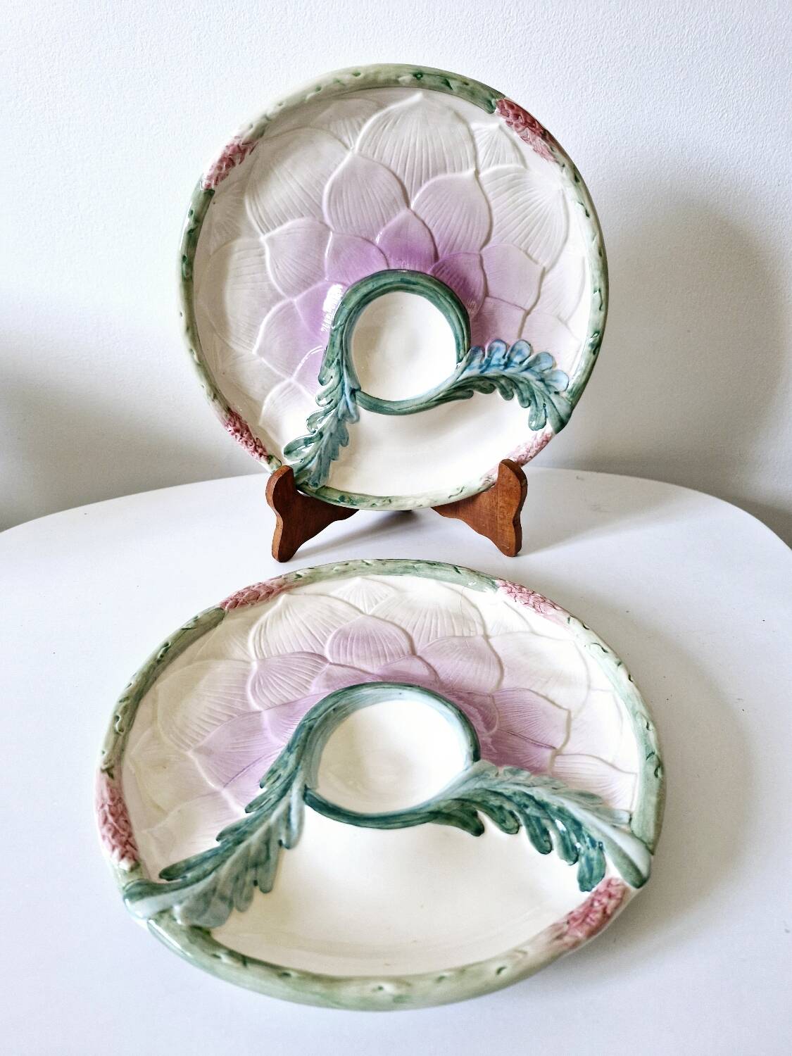 2 vintage artichoke plates in majolica.